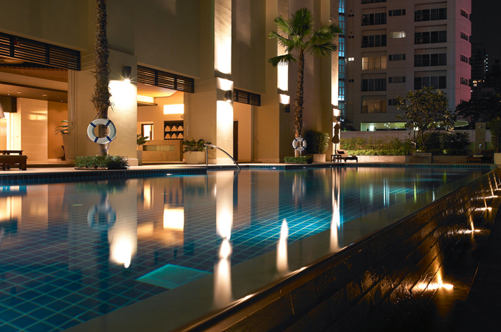 曼谷梅费尔万豪行政公寓的泳池