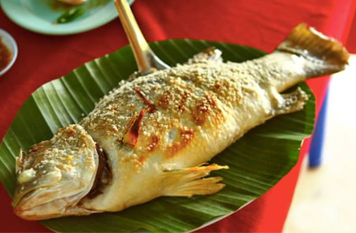 Mor Mu Dong餐厅的烤鱼