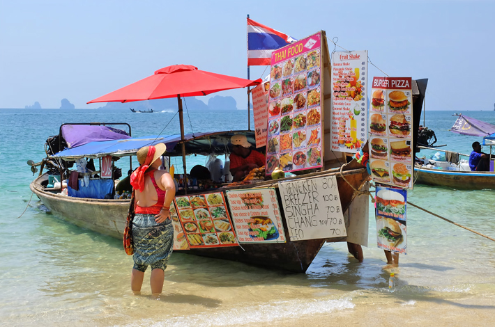 甲米府的帕南海滩的小吃铺