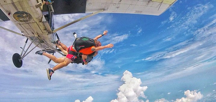 在芭提雅进行4000米高空跳伞是什么感觉？