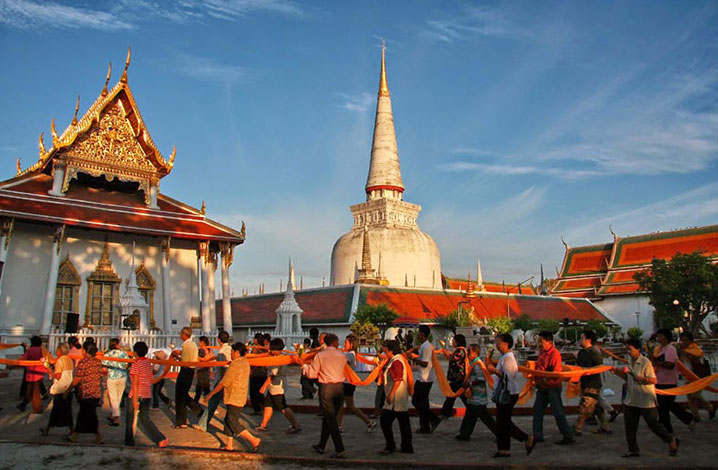 Hae Phra Khuen That Festival