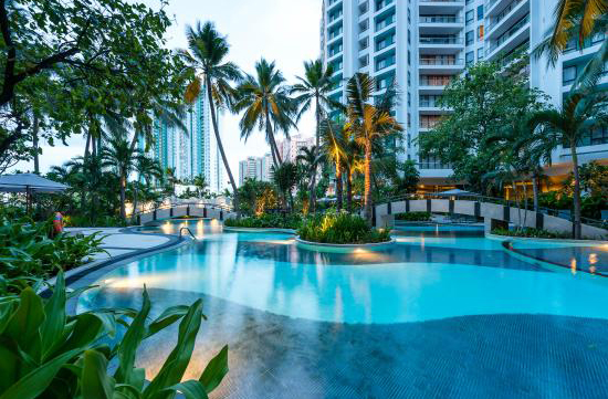 察殿曼谷沙吞酒店式公寓游泳池