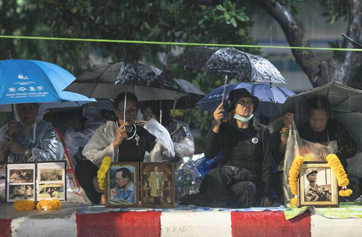 泰国拉玛九世王世纪葬礼仪式正在举行，现场民众悲恸欲绝