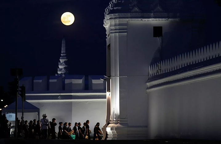 泰国拉玛九世王世纪葬礼仪式正在举行，现场民众悲恸欲绝