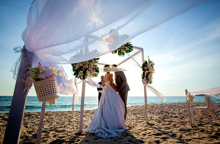 浪漫唯美的海景悬崖别墅婚礼,面朝安达曼海,180度全海景,绿色草坪旁边