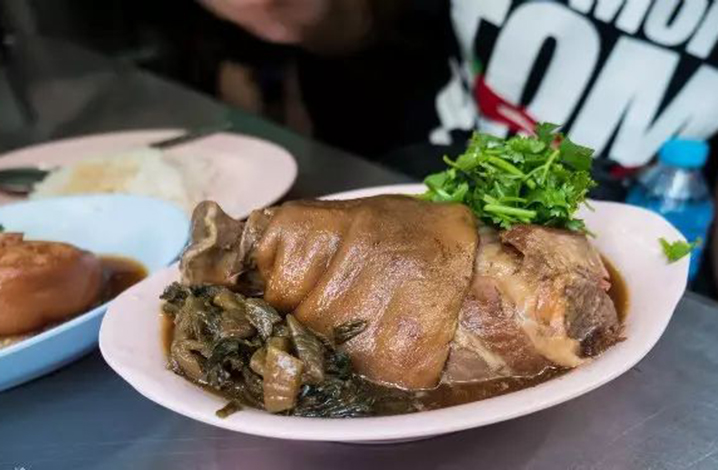 曼谷Saphan Taksin地区的美食推荐 Charoen Saeng Silom猪脚