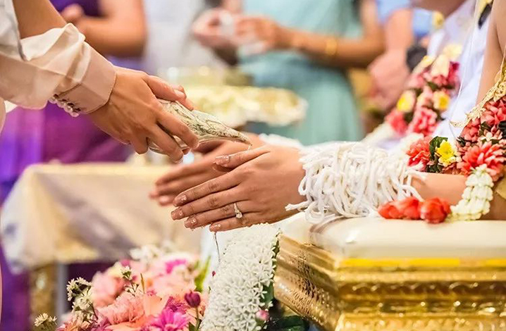 泰国传统四部婚礼习俗 洒沙祈福