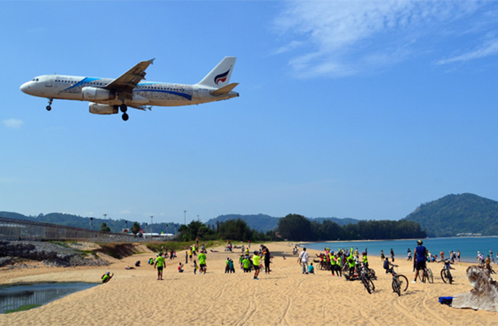 普吉迈考海滩近距离感受飞机着陆
