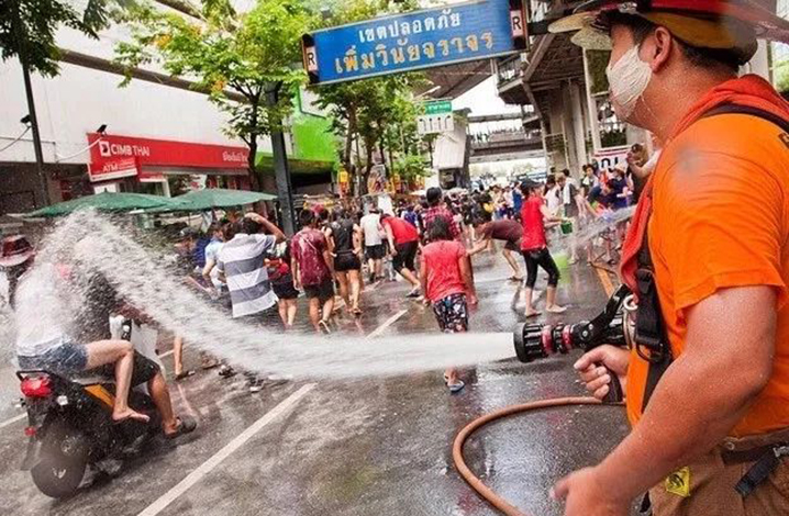  2018泰国清迈泼水节湿身全攻略！