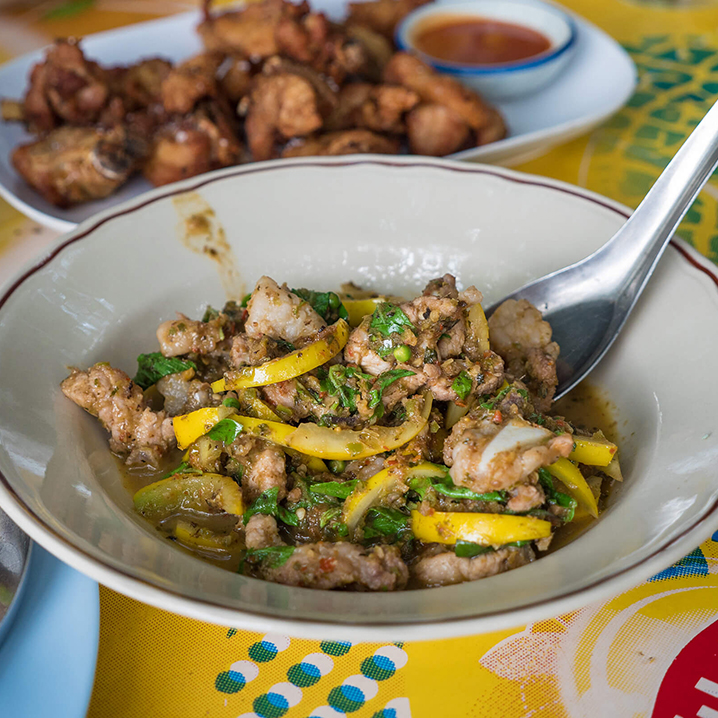 曼谷Nhong Kim Klong餐厅，红遍曼谷的蟹肉爆炒