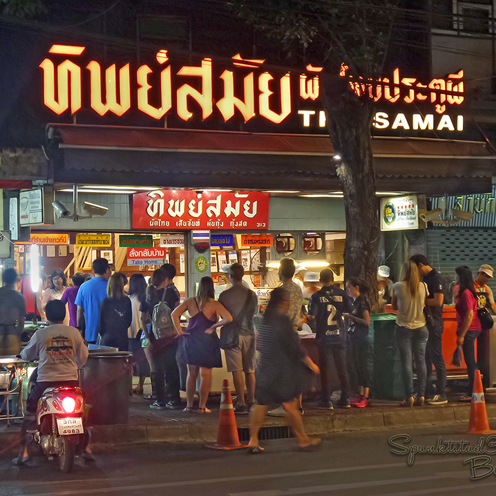 曼谷Thip Samai泰式炒河粉店，每天让500号人来排队！