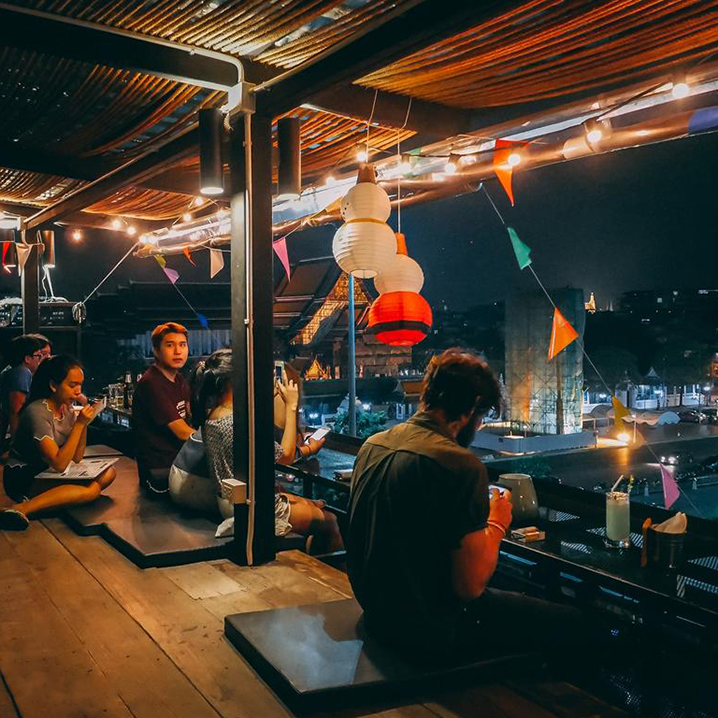 曼谷老城区Swing Bar酒吧，来一杯泰式啤酒品一品老城风采