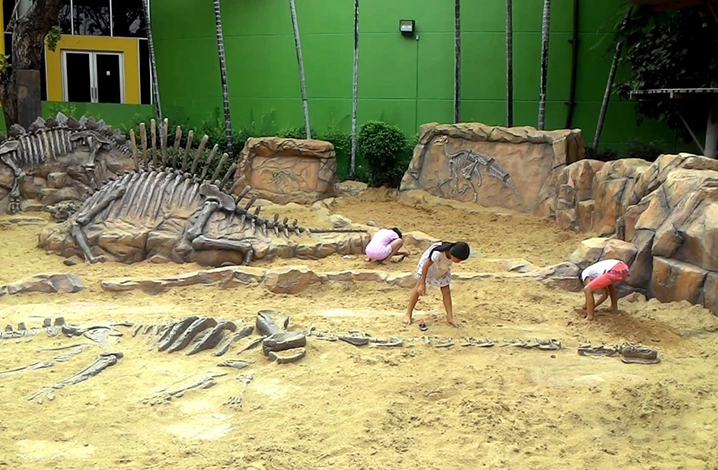 曼谷儿童探索博物馆竟可以挖恐龙