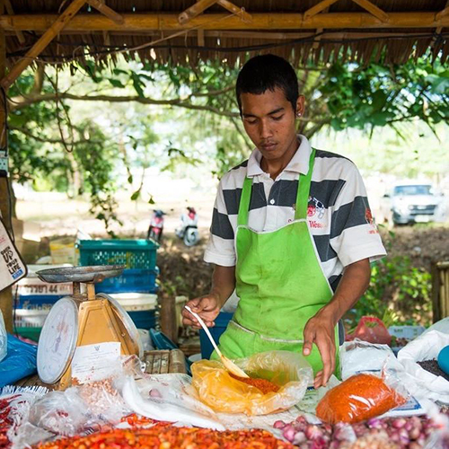 在兰塔岛海鲜市场买海鲜自己加工，做一回当地人