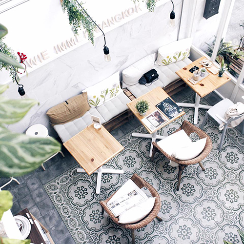 曼谷Wie immer Bangkok咖啡店，艺术家的纯白绿植小屋