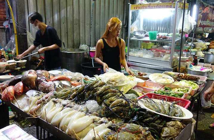 曼谷Nana夜市的海鲜夜排档