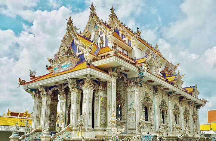 泰国贝克汉姆寺庙Wat Pariwat，原来还有成龙、皮卡丘、美队...