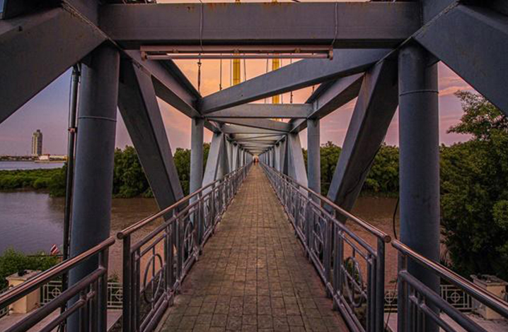 北欖府懸索橋橋上踽踽而行，領略夕陽下的絕美畫卷