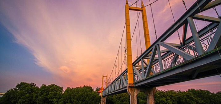 北欖府懸索橋橋上踽踽而行，領略夕陽下的絕美畫卷