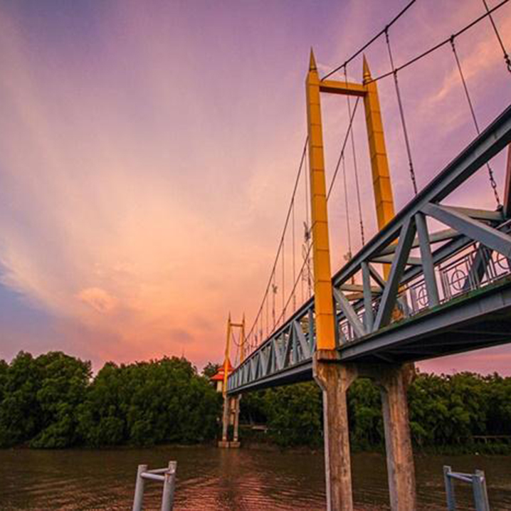 北榄府悬索桥桥上踽踽而行，领略夕阳下的绝美画卷
