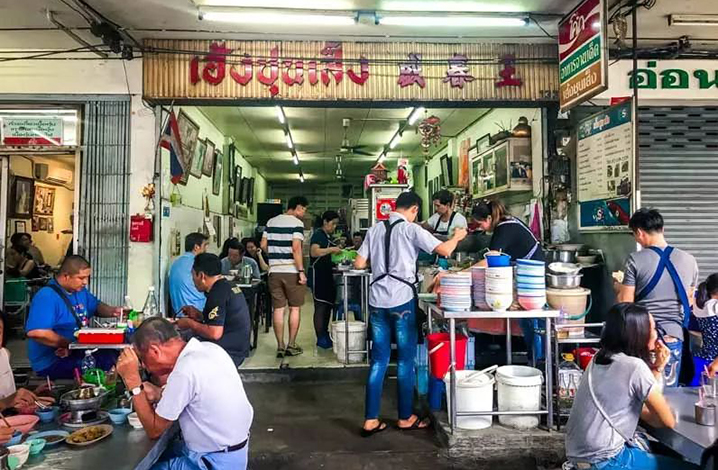 曼谷高级住宅区素坤逸，却是一条有料得很的小众食街