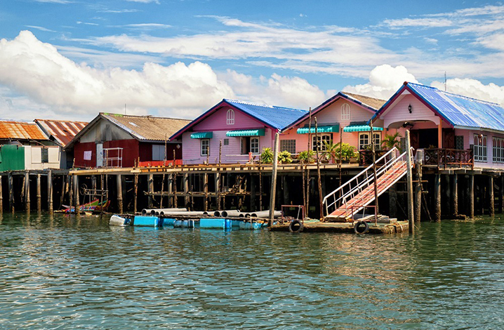 泰國攀牙攀伊島Ko Panyi漁村，這座小鎮簡直是立體的潘通色卡