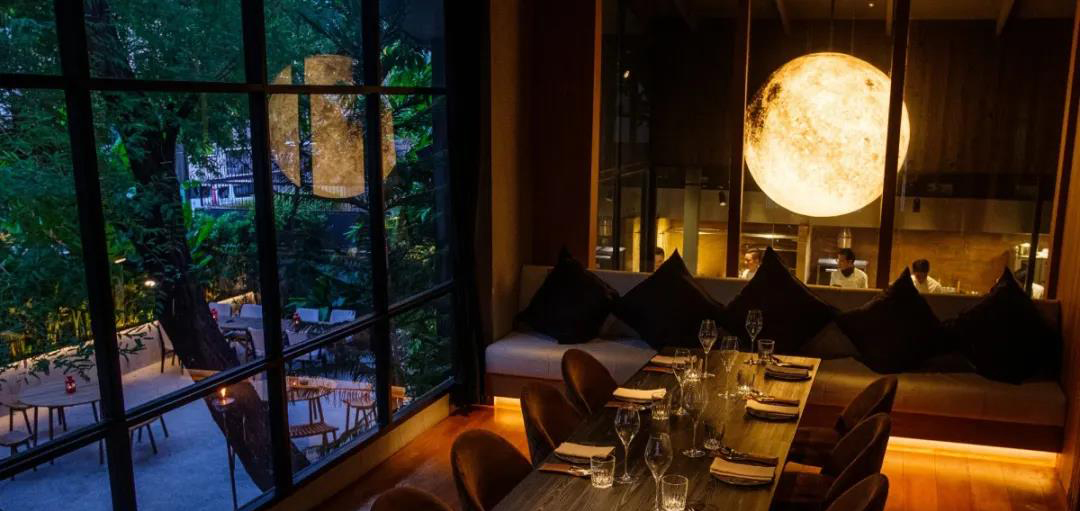 曼谷有间餐厅摆了个大月亮！在里面吃饭肯定很享受