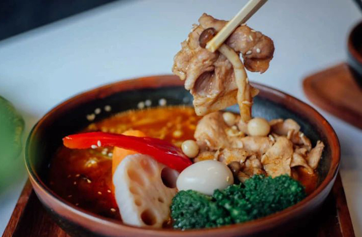 曼谷朱拉小巷美食之旅，一场泰国风味和日式料理的对决！