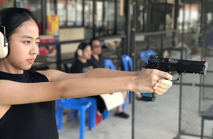 这种真枪实弹的刺激玩法,因为泰国是一个枪支合法化的国家,因此在曼谷